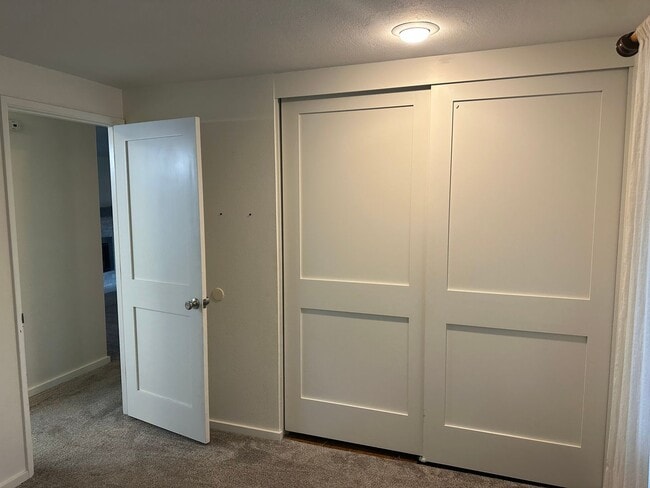 Building Photo - Beautiful custom 3 bedroom 2 bathroom hous...