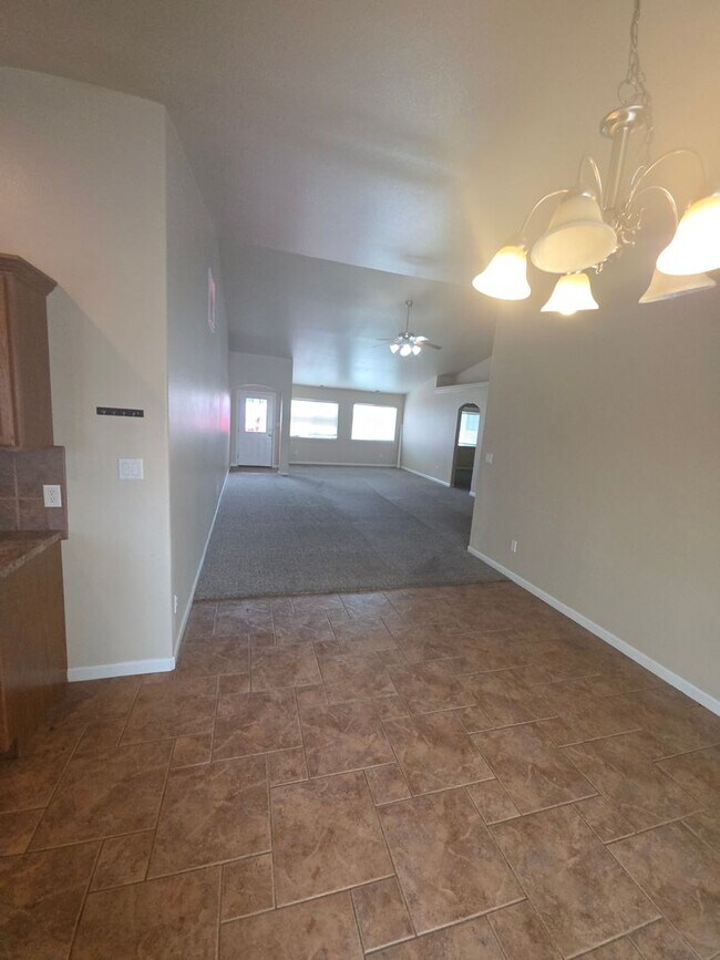 Building Photo - 3018 Oakwood Dr