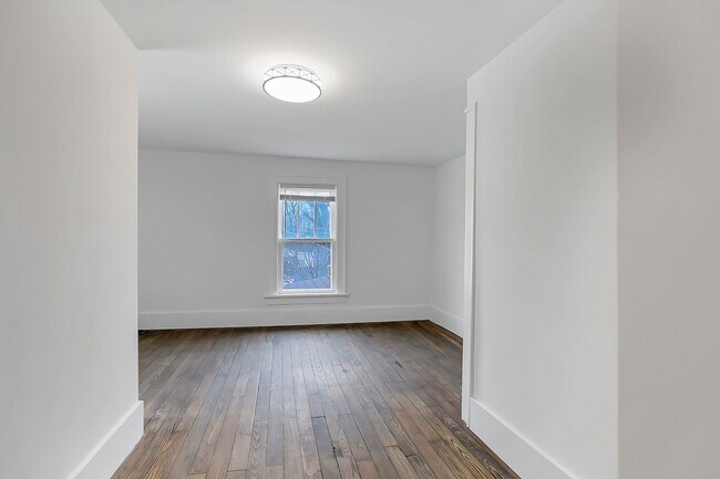 Building Photo - 743 Lilley Ave