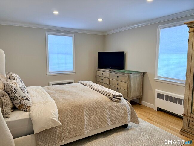 Building Photo - 24 Elm St