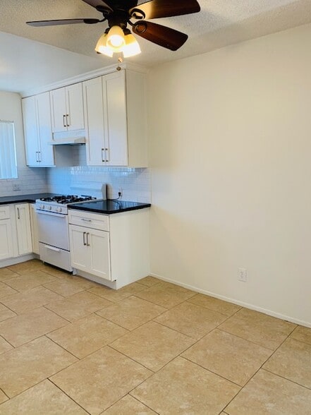 Building Photo - 4565 Oakwood Ave