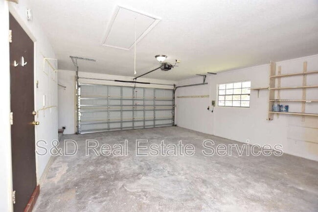 Building Photo - 204 Chaucer Ln