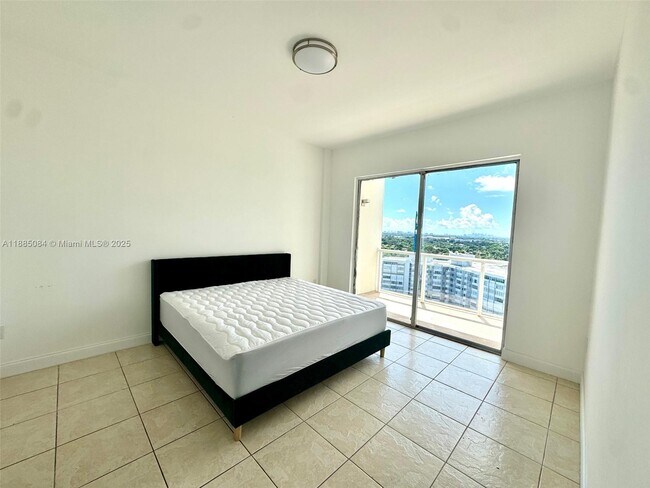 Building Photo - 1351 NE Miami Gardens Dr