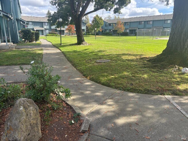 Building Photo - 221 College View Dr