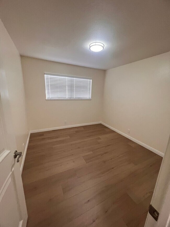 Building Photo - Camarillo - Single story, four bedroom, two bathroom home