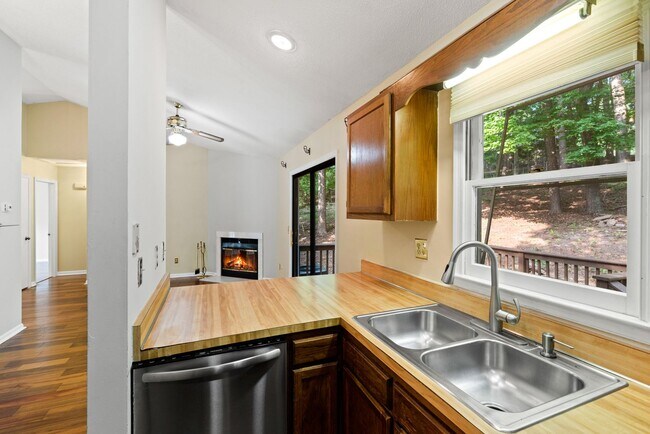 Building Photo - 7833 Foxwood Dr