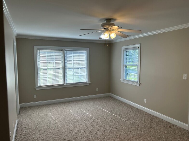Building Photo - 358 Country Club Rd