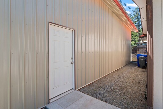 Building Photo - 4 Bed 3 Bath Home in Cul-de-sac with Massive 18X40 insulated shop