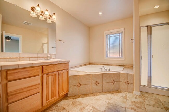 Building Photo - 3 bed/2.5 w/garage in Desirable Barton Cro...