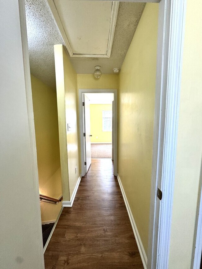 Building Photo - 2BR/2.5 Bath Townhome Minutes to Camp Lejuene