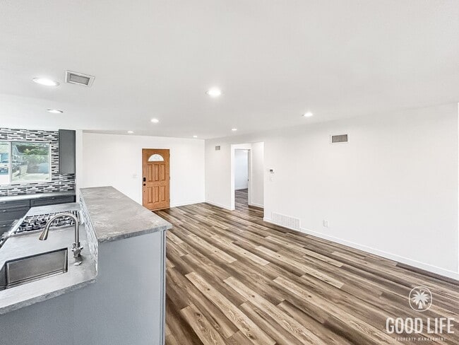 Building Photo - Beautiful 3BD/2BA W/ Updated Kitchen and A...