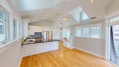 Building Photo - Spacious 4 Bed and 3 Bath Home in Coronado...
