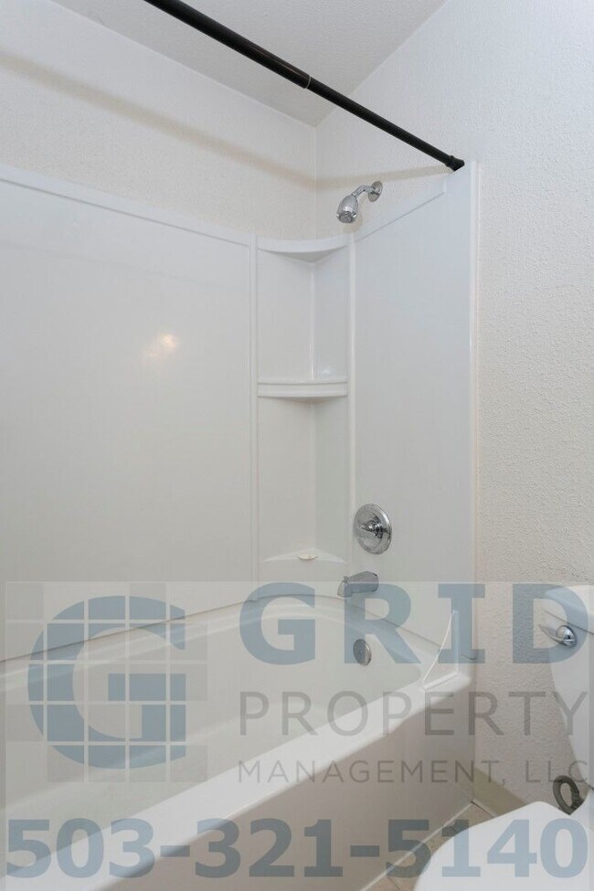 Building Photo - 2 Bedroom Apartment Available w/ Private Yard Space!