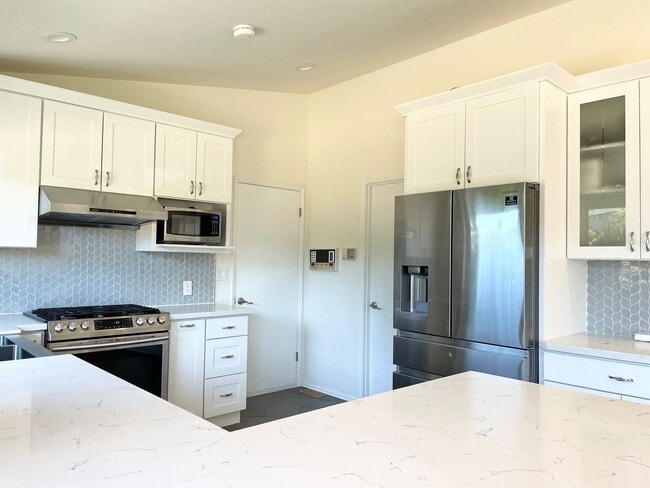 Building Photo - Beautifully Remodeled 5 Bed 2.75 Bath Home in Eastgate