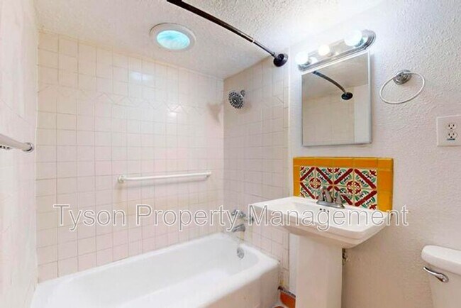 Building Photo - 1630 Griegos Rd NW