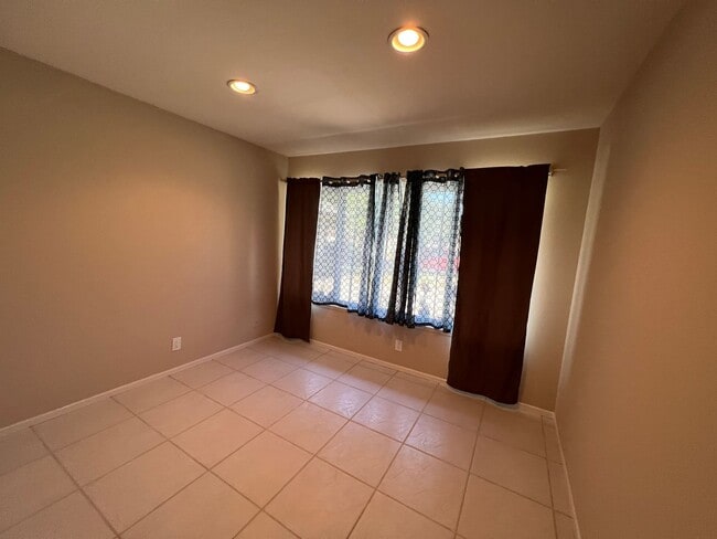 Building Photo - Well Located Home in Camarillo, CA