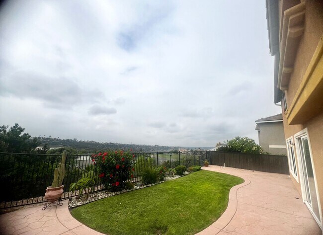 Building Photo - Stunning 4br + Den located on a view lot i...