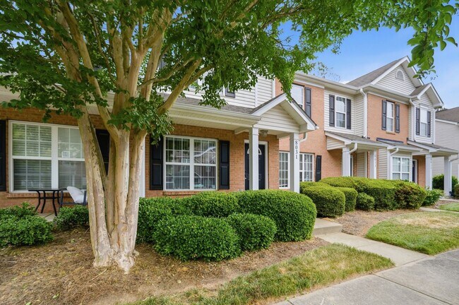 Building Photo - Beautiful Matthews Townhome with Updated Interior & Community Pool