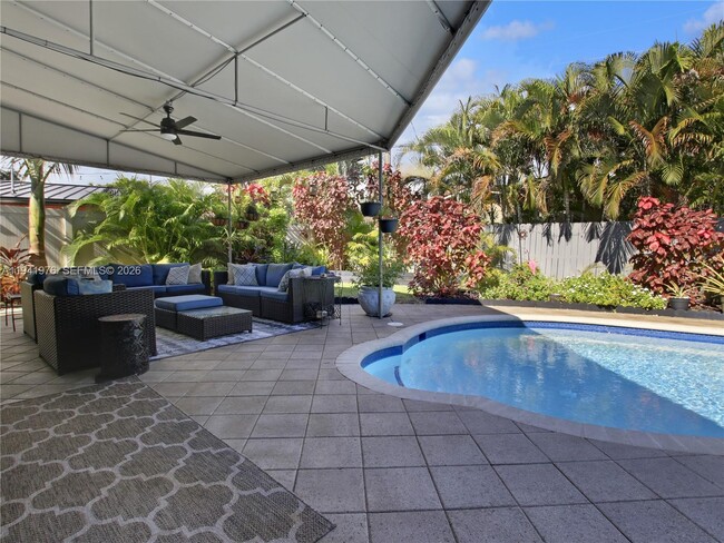 Building Photo - 1561 NE 47th St