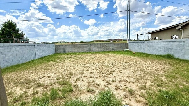 Building Photo - 3206 Hereford Dr
