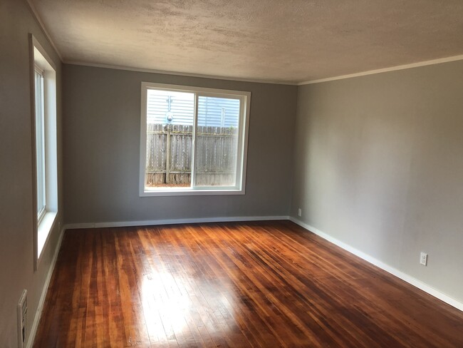 Building Photo - 3 bedroom 1 bathroom house in Springfield!