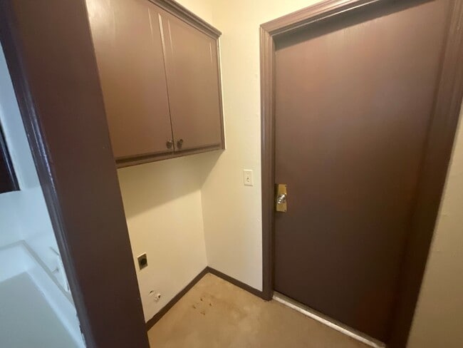 Building Photo - 3 bedroom 1 1/2 bath