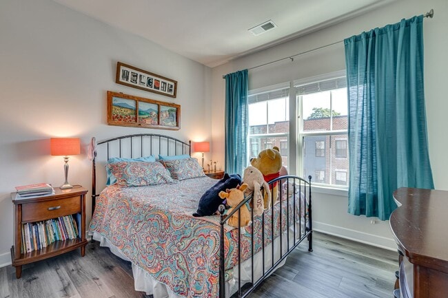 Building Photo - Modern 3 BR Townhome in Village of Towne Square Includes Trash, Cable/internet and Landscaping!