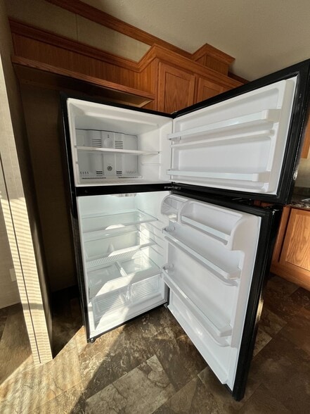 Building Photo - 1432 Iowa Dr