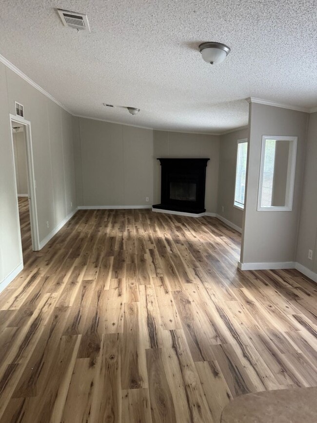Building Photo - RECENTLY RENOVATED!!  4-Bedroom/ 2-Bath Home