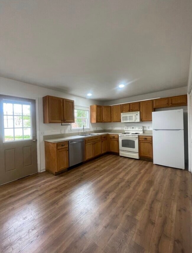 Building Photo - 100 Warren Cir