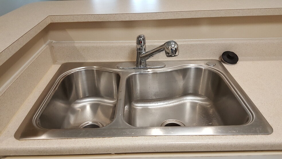 Kitchen sink - 1910 E Palm Ave