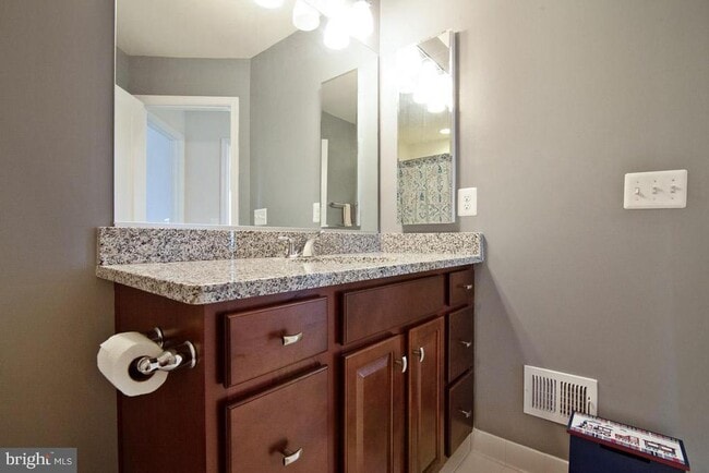 Building Photo - 136 Solara Dr