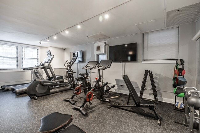 Building Photo - 1140 N La Salle Dr