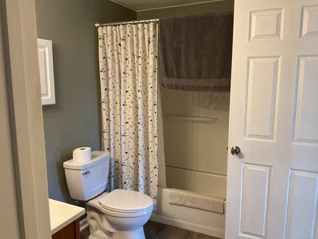 Building Photo - 12 E Farms Rd