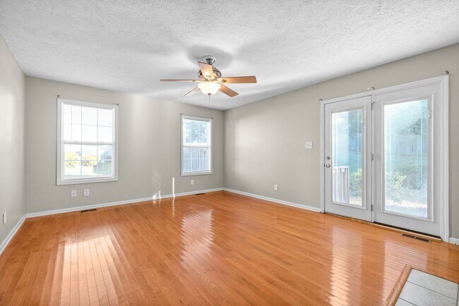 Building Photo - Pet Friendly Three Bedroom with Bonus!