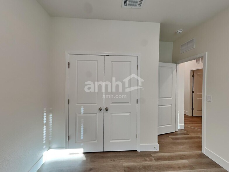 Building Photo - 525 Speckled Orchid Pl