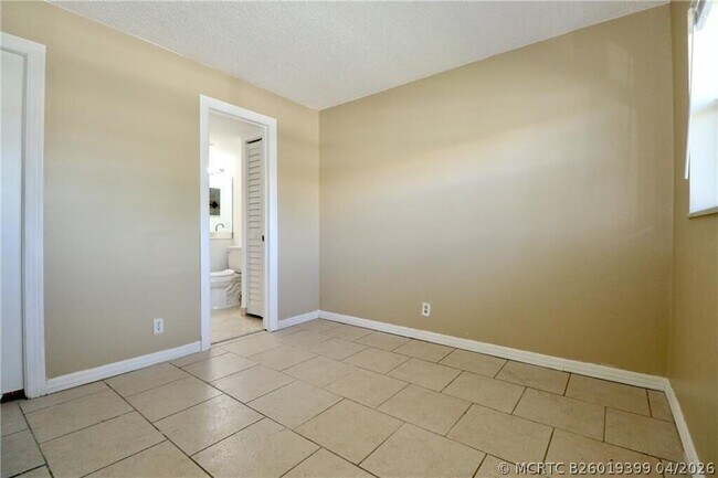 Building Photo - 9915 SW Sandalfoot Blvd