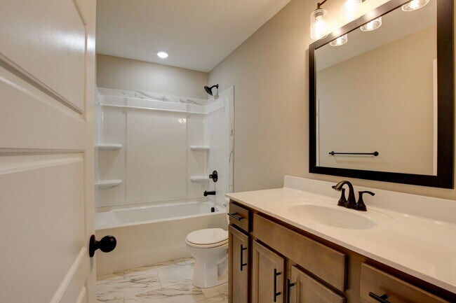Building Photo - Stunning Like-New Home with Open Floor Pla...