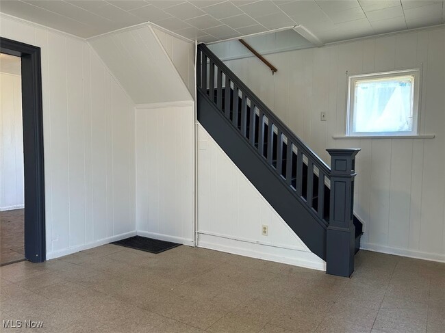 Building Photo - 1392 Hart St