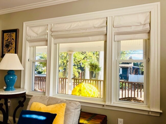 Building Photo - 25 Roslyn St