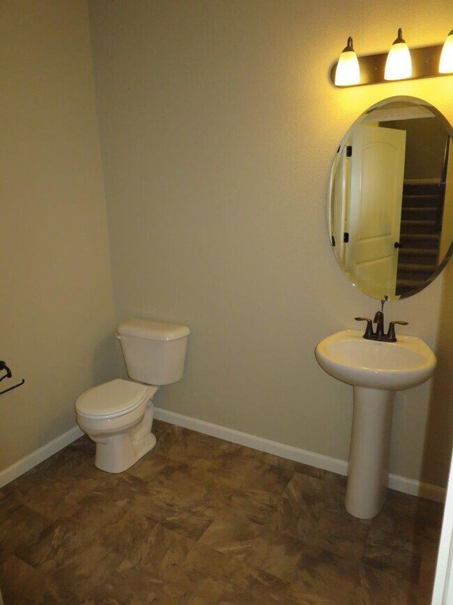 Building Photo - Available Now! 3 Bedroom 2.5 Bathroom Town...