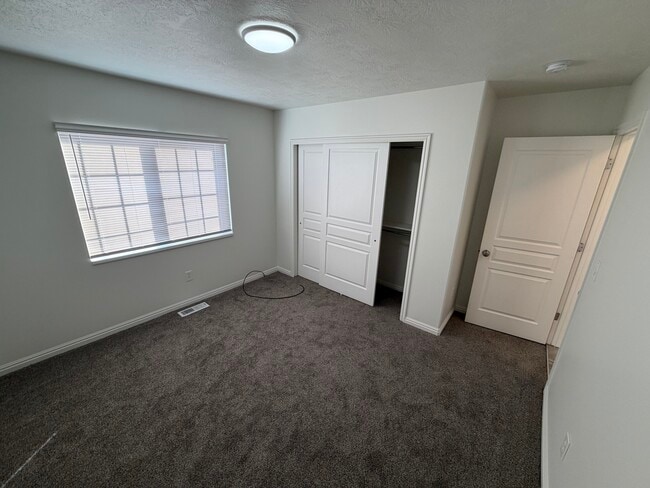 Building Photo - 1540 E 450 N