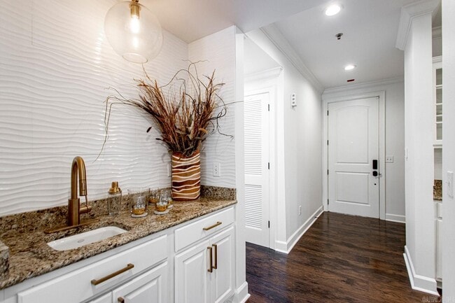 Building Photo - 601 Chenal Woods Dr