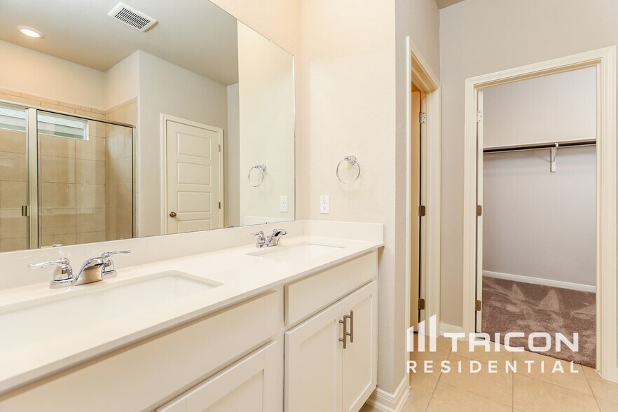 Building Photo - 13520 Paxton Blvd