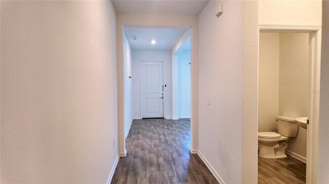 Building Photo - 6366 Lakepine St