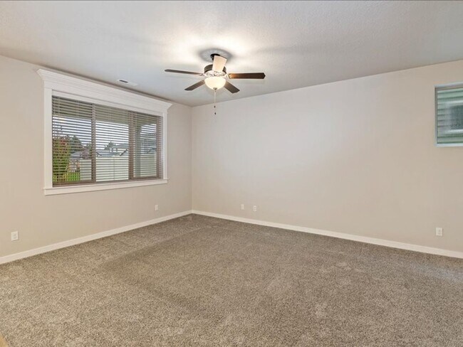 Building Photo - Free September Rent!  Beautiful Newer 4 Bed, 3 Bath located in the heart of Meridian - available ...