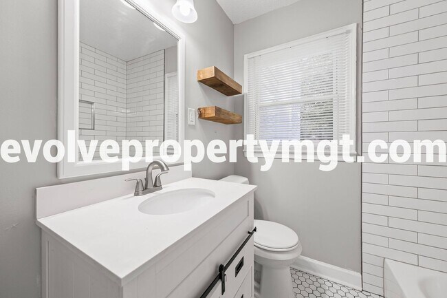 Building Photo - Charming Newly Renovated Home in East Memp...