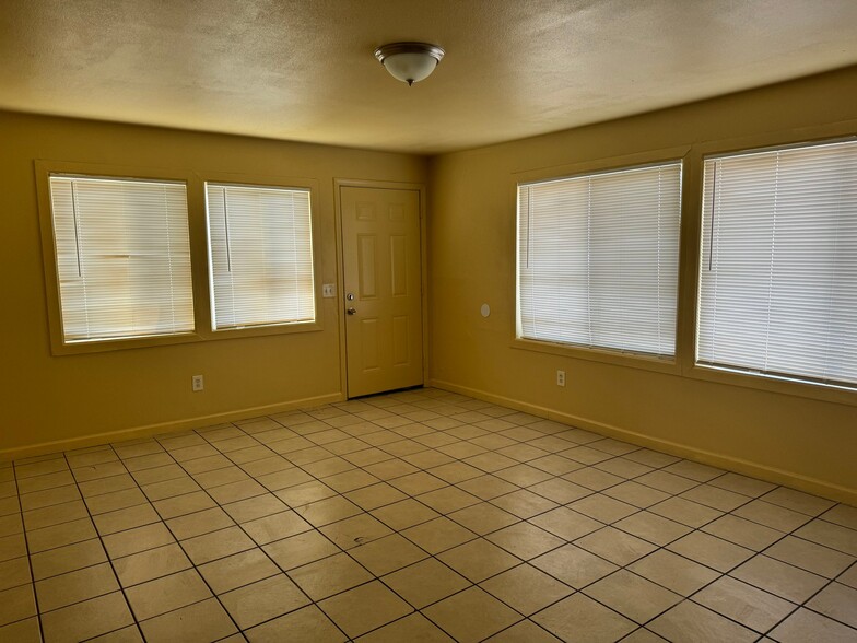 Building Photo - 15268 Center St