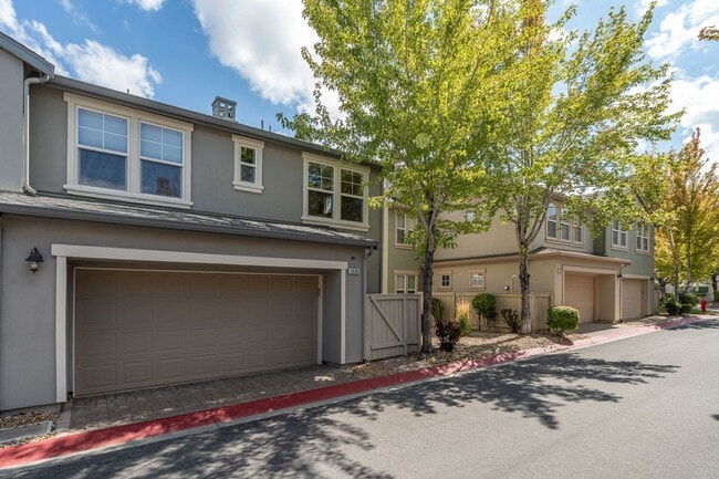 Building Photo - Somersett Rental