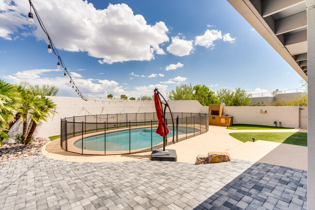 Building Photo - 6842 N Camino de las Brisas